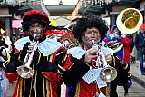 25-11-2023 Breda - Terwijl de sint in de winkels een kijkje nam bliezen zijn pieten een vrolijke noot. - Fotokrant